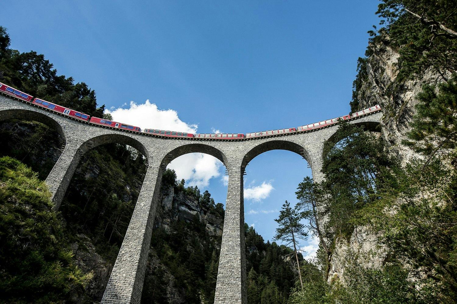 Architektonische Highlights zeichnen die Strecke aus: Landwasserviadukt.