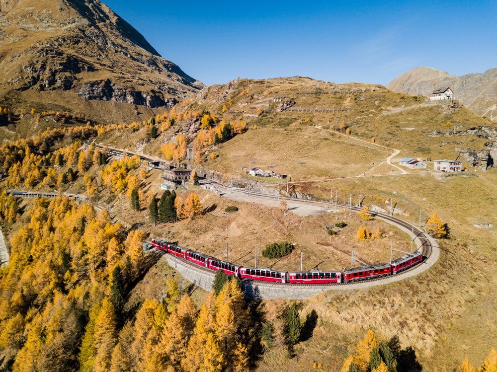 Der Bernina Express schlängelt sich in die Höhe: Alp Grüm im Herbst.