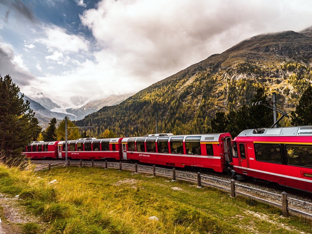 Dramatische Wolkengebilde: Montebello-Kurve mit Blick auf den Morteratsch Gletscher.