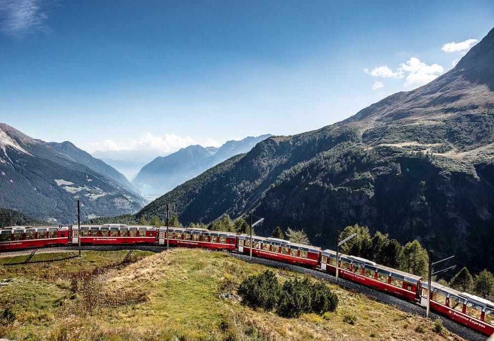 Geniessen Sie das himmlische Bergpanorama: Bernina Express bei Alp Grüm.