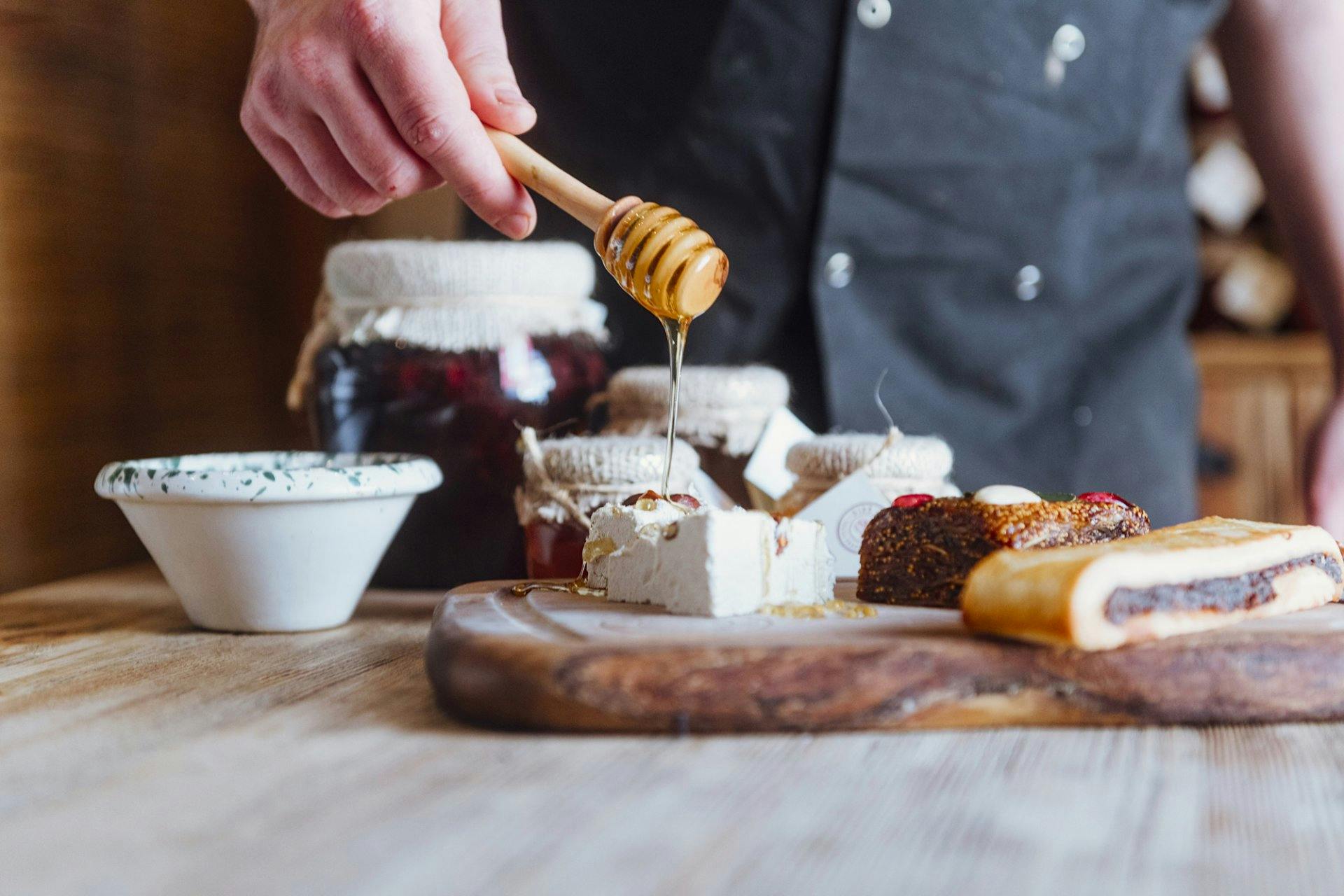 Honig, Olivenöl, Käse und lokal hergestellte Pastizzi gehören zu den Spezialitäten von Malta.