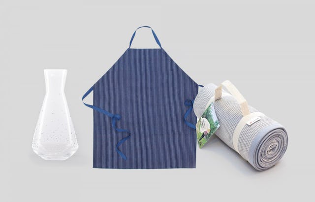 Machen Vorfreude auf Österreich: Kristall-Karaffe von Swarovski, Blaudruck-Österreich-Schürze oder eine stylische Österreich-Picknickdecke.