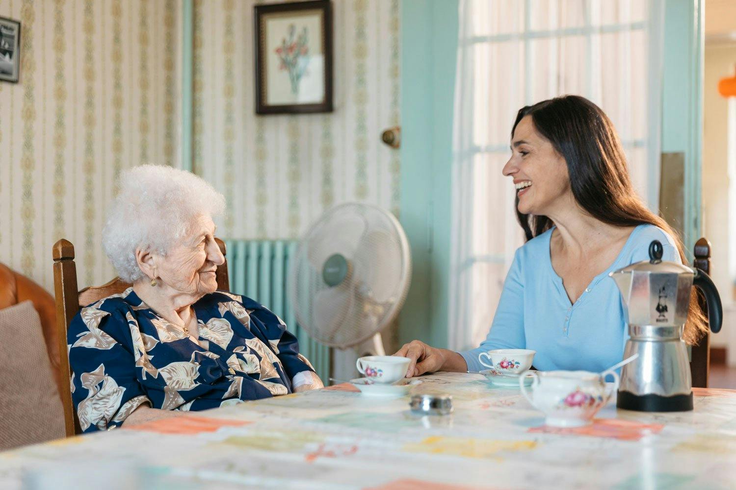 Das SRK setzt sich für einsame und betagte Menschen ein: Freiwillige besucht eine Rentnerin.