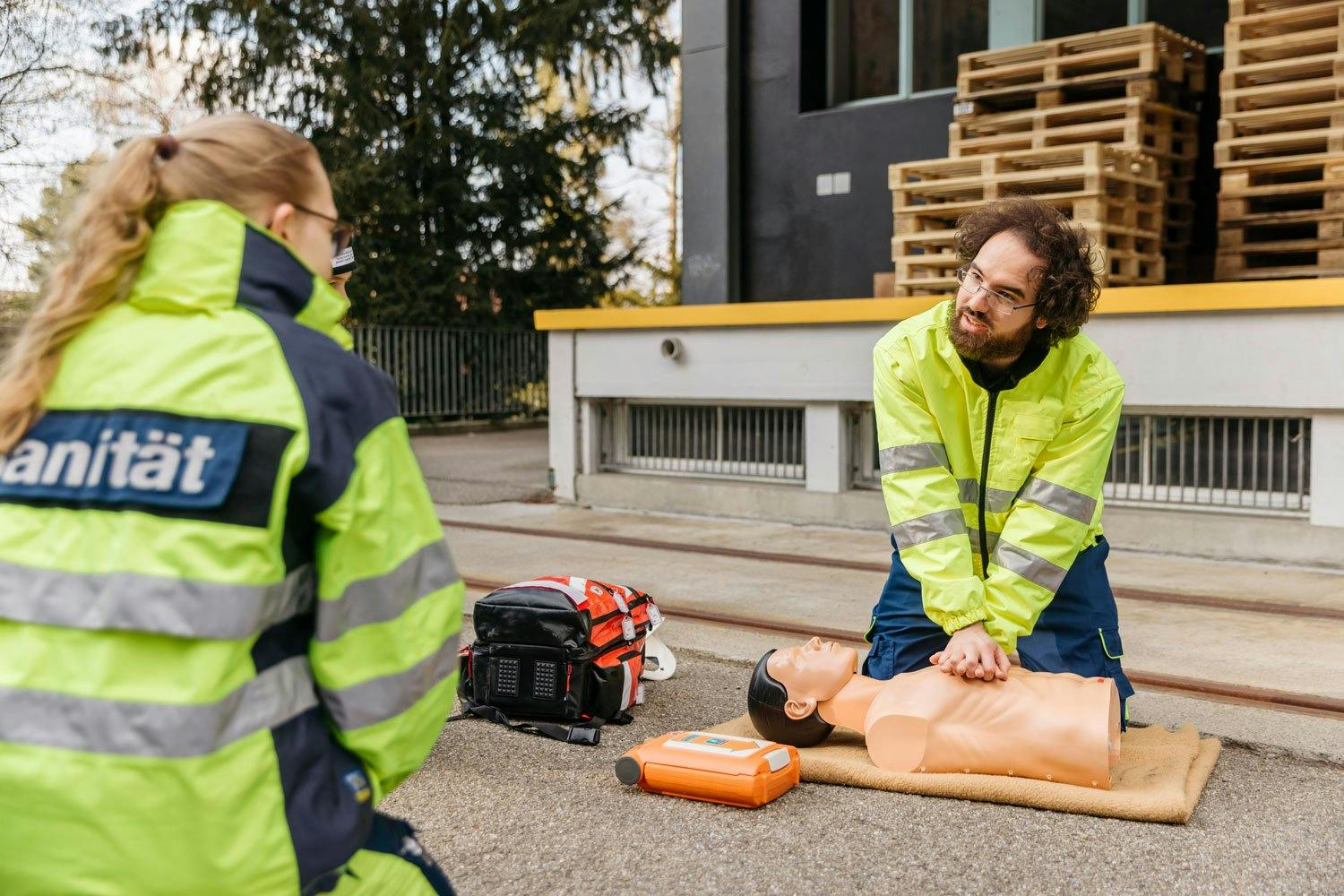 Auch Rettungsorganisationen wie der Schweizerische Samariterbund oder der Schweizerische Militär-Sanitäts-Verband (Bild) gehören zum Netzwerk des SRK.