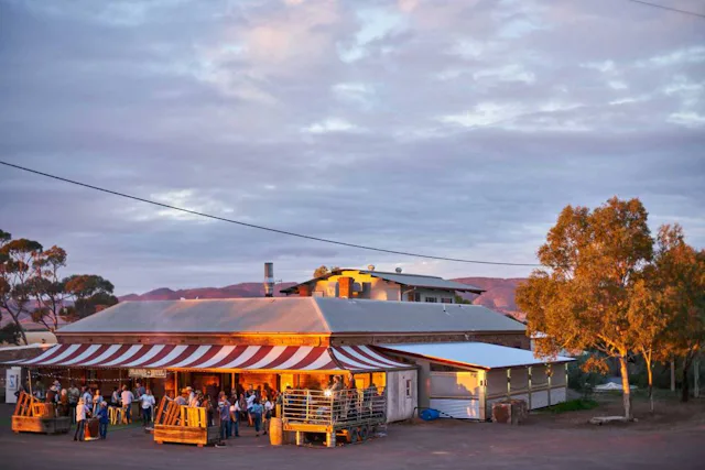 Heimat des berühmten Prairie Hotel und fantastische Outback-Kulisse für namhafte internationale Filme.