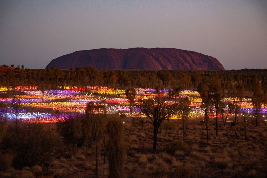 Heimat eines der Naturwunder der Welt – «Field of Light». 50000 solarbetriebene Leuchten erzeugen ein Lichtermeer am Fusse des Uluru.