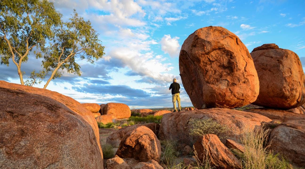 Ungefähr auf halber Strecke zwischen Alice Springs und Katherine liegen wie verstreut die riesigen Granitkugeln von Karlu Karlu (Devils Marbles). Nach dem Glauben der Ureinwohner sind sie die Eier der Regenbogenschlange.
