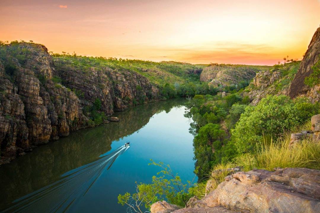 Gewaltige Schluchten, Wasserfälle und eine uralte Kultur befinden sich hier. Die spektakuläre Katherine Gorge kann zu Fuss oder mit dem Kajak erkundet werden.