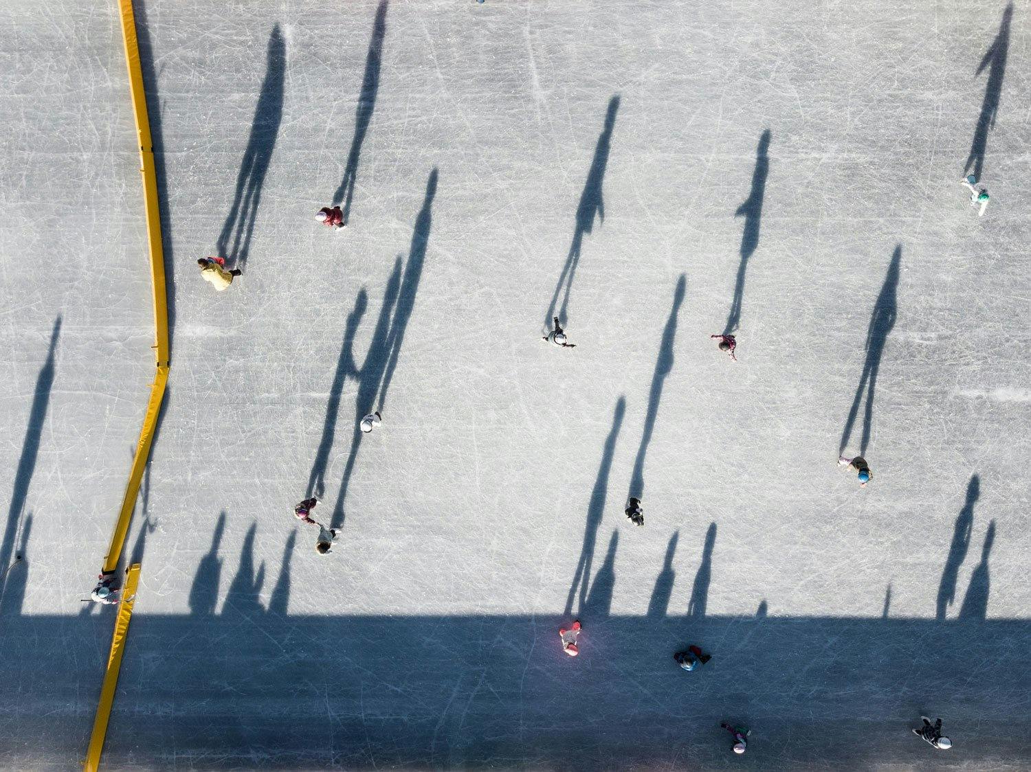 Auf dem Eisfeld in der Nähe des Radisson Blu Hotel Reussen in Andermatt sind alle willkommen.
