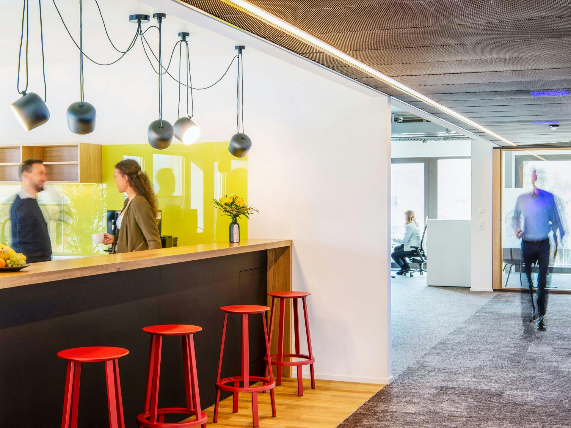 Grosszügige, offene Espresso-Lounge für Gespräche oder kurze Meetings.