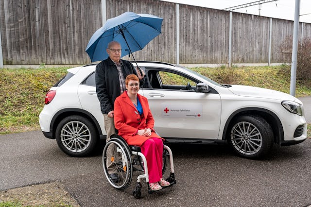 Nie lässt Marcel Brunner seine Klientin im Regen stehen: Berufsbedingt und als langjähriger Rotkreuz-Freiwilliger ist Zuverlässigkeit für ihn eine Selbstverständlichkeit.