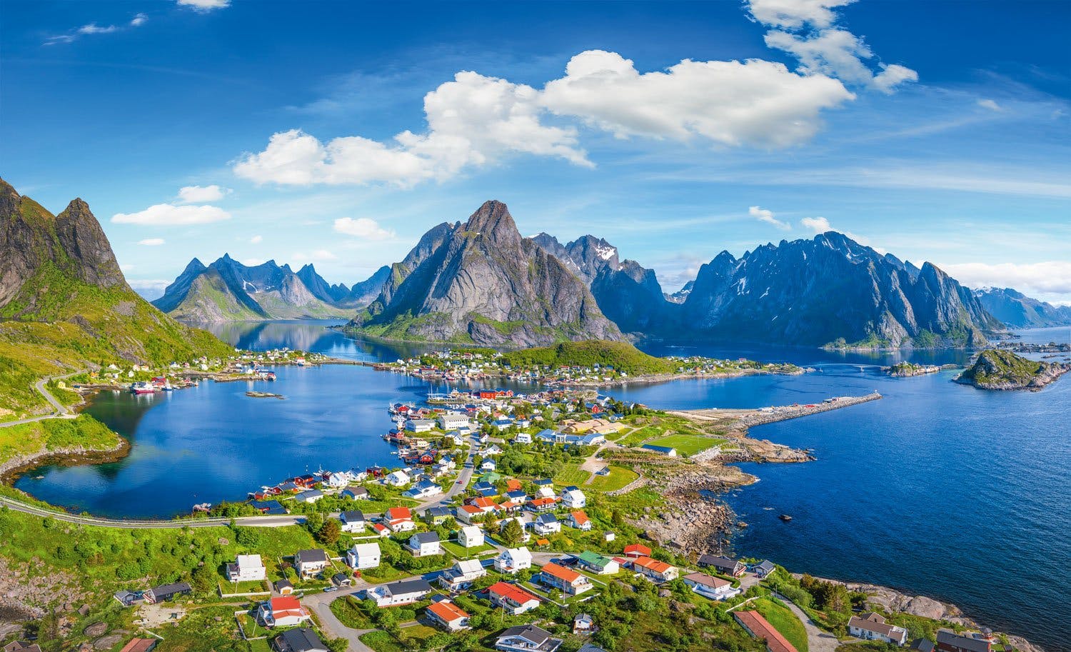 Die arktische Metropole Tromsø ist der perfekte Ausgangspunkt, um eine Reise in die Region zu starten.