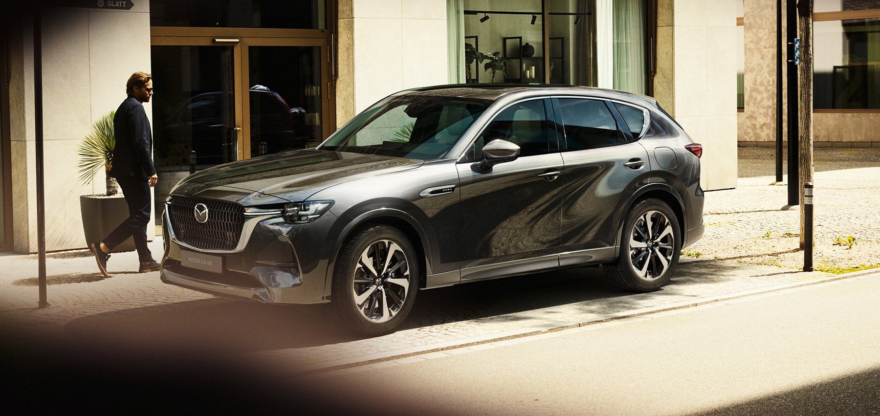 Der neue Mazda CX-60 Hybrid-Plug-In ist mit einer umfassenden Palette an fortschrittlichen, innovativen, den Fahrer unterstützenden i-Activsense-Siche...