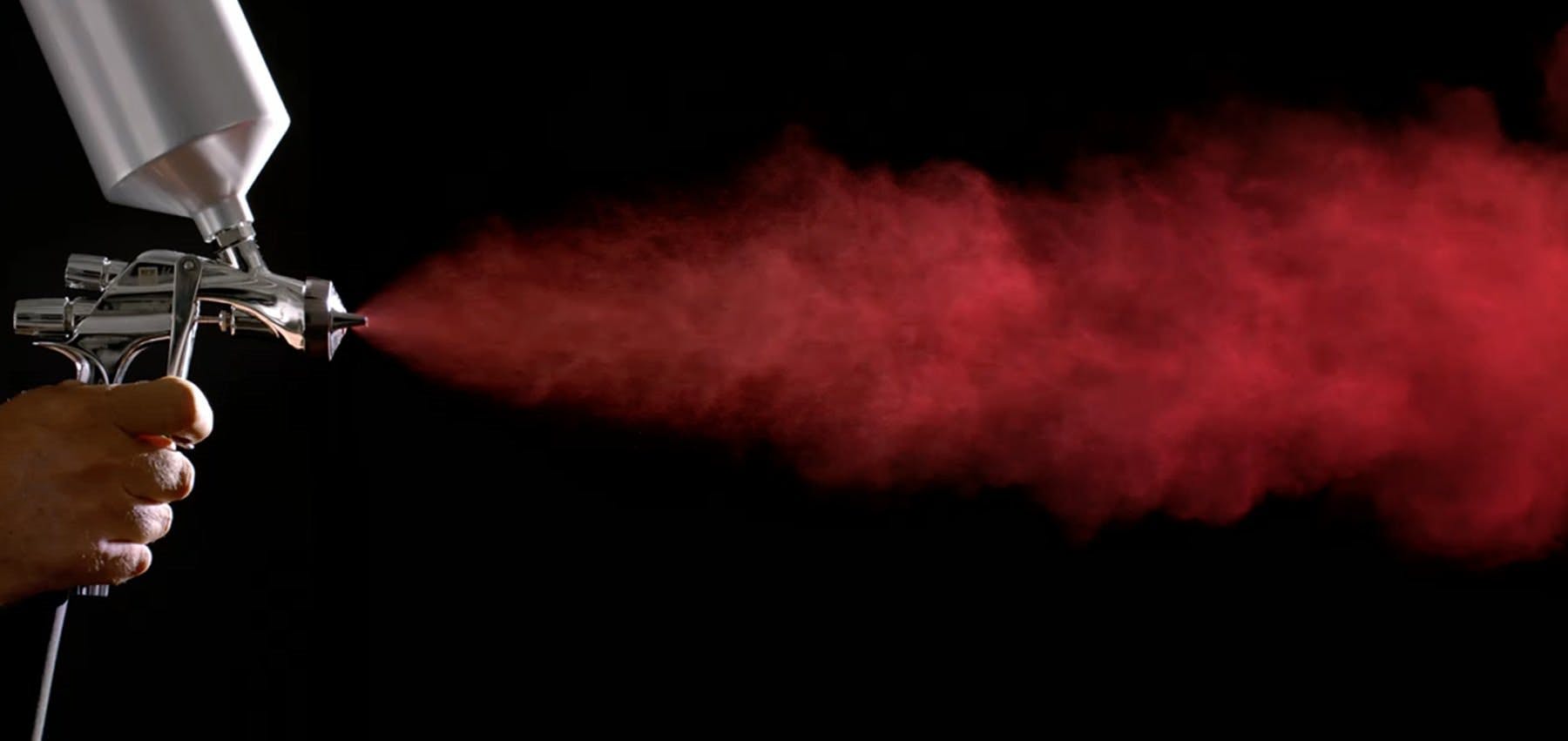 Mit Lackierpistole und geübten Handbewegungen tragen die Meisterlackierer Schicht für Schicht auf.