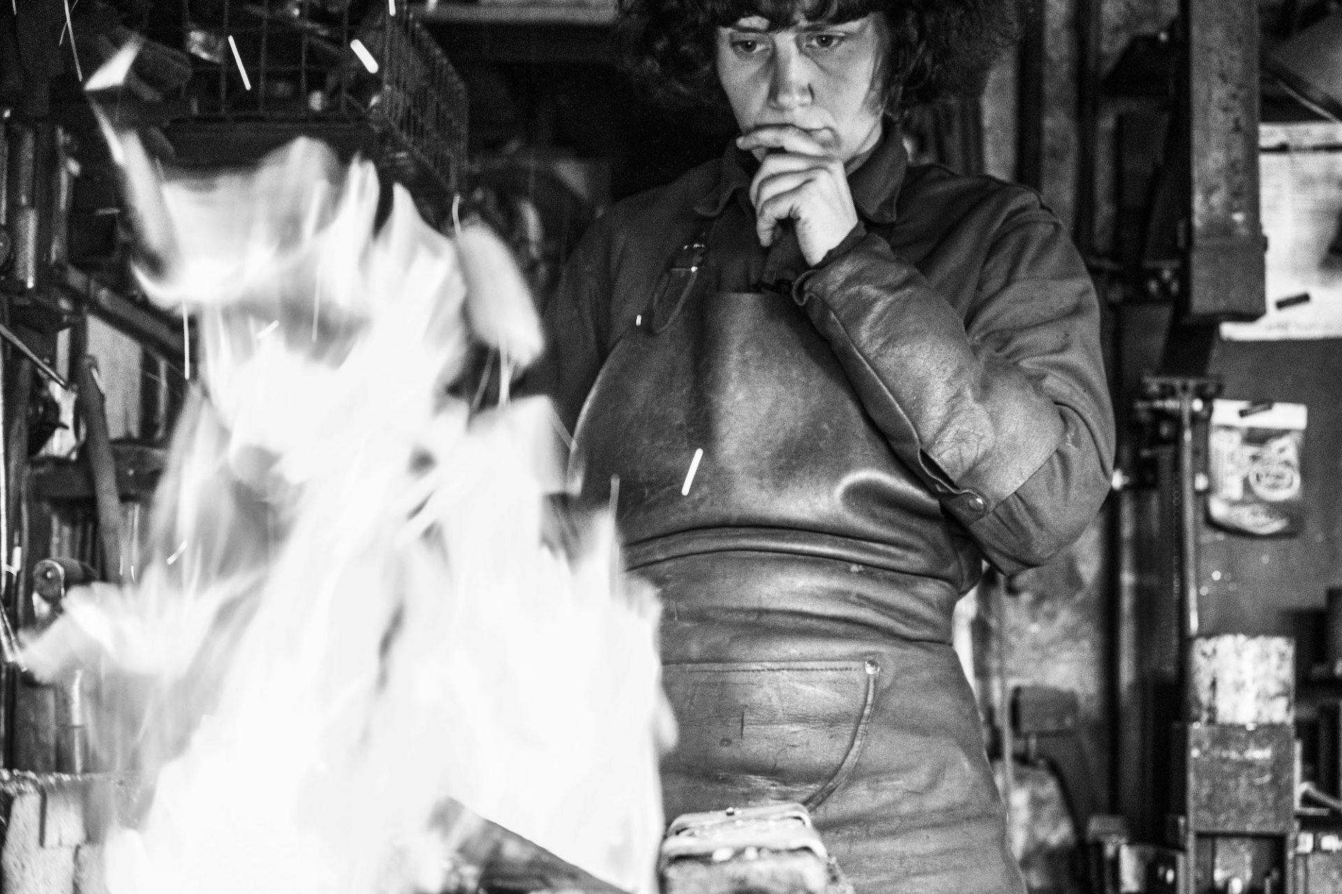 Das Material Metall hat es Bertille Laguet angetan. Nach ihrem Studium an der ECAL taucht die Produktdesignerin nun tief in das Handwerk der Kunstschm...