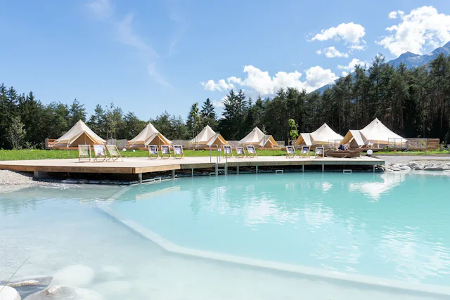 Im Nature Resort des Ferienparadieses Natterer See kann man in Safari-Lodge-Zelten übernachten.