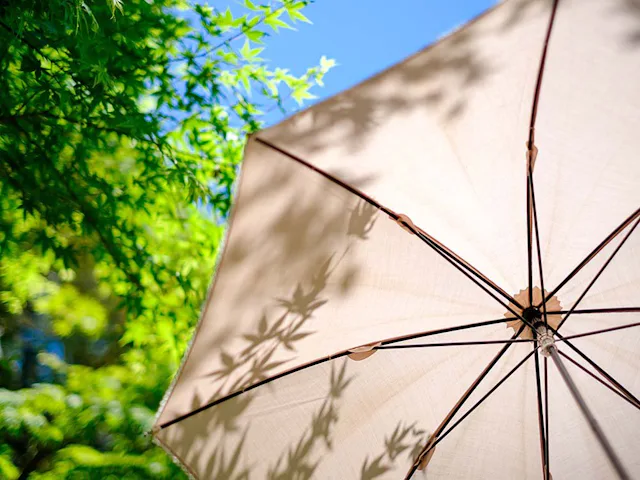 UV-Strahlung, Sonne, Chlor und Sand: Gerade im Sommer ist unser Haar vielen Strapazen ausgesetzt.