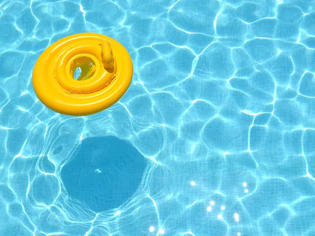 Vorsicht nach dem Baden: Nasse Haare nie zu stark trockenrubbeln; dafür mit Geduld sanft bürsten.