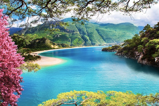 Der weisse Sandstrand von Ölüdeniz (bei Fethiye) lädt ein zum Entspannen und Meditieren ein.