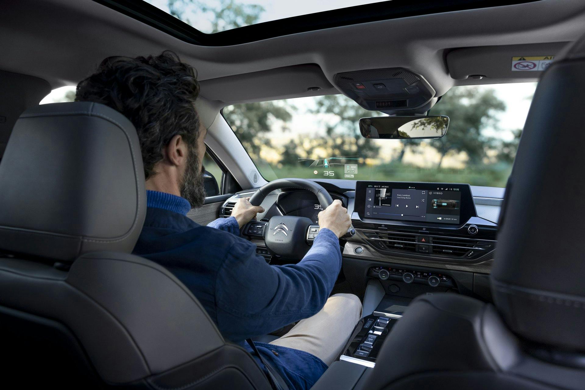 Innovativ und zielführend: Das erweiterte Head-up-Display projiziert alle wichtigen Fahrinformationen direkt ins Sichtfeld des Fahrers.