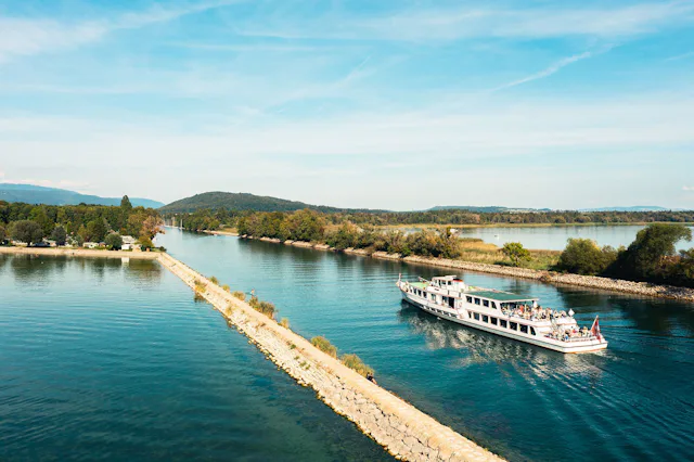 Über den Bielersee durch den Zihlkanal bis in den Neuenburgersee: Mit dem BLS-Spezialticket ganz unkompliziert.