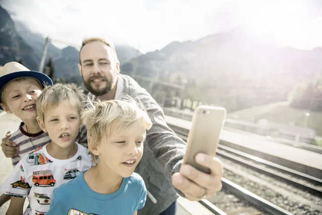 Nicht nur für Wanderfans bietet die BLS das richtige Programm. Auch auf den Rätselwegen im BLS-Gebiet sind alle Teilnehmenden ausgezeichnet bedient.