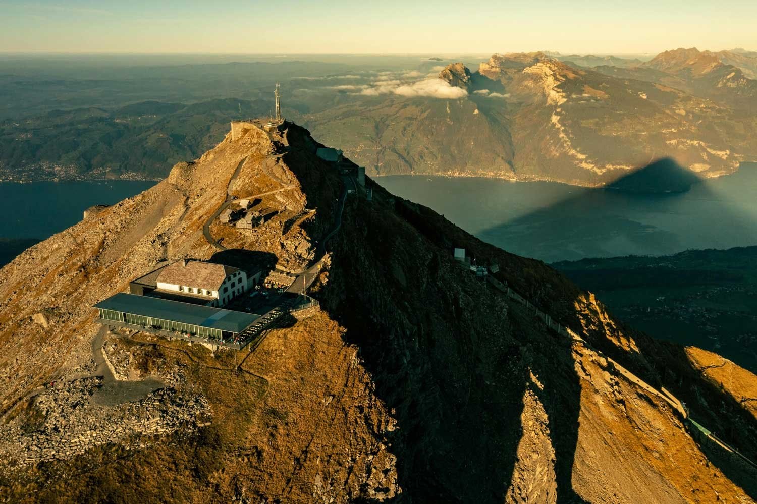 Täglich von 8:30 Uhr bis 11 Uhr lädt das stimmungsvolle Berghaus Niesen Kulm zum Verweilen und Geniessen ein.