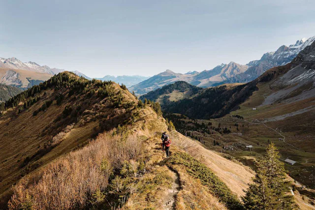 Auf dem Panoramawanderung wanderst du die Strecke von der Lenk nach Adelboden vor einer wunderschönen Naturkulisse.