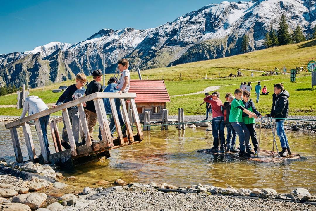 Der Erlebnispark auf der Rossweid in Sörenberg ist dem Moor gewidmet. Ein Teich, Wasserpumpen, Schaukeln und Klettergerüste laden zum Spielen ein. Auf dem Sonnentauweg lernen Sie und Ihre Kinder das Moor kennen. www.mooraculum.ch