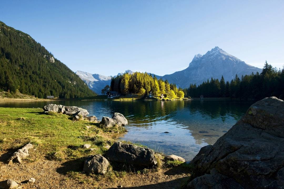 Sie erreichen das Arni, die Sonnenterrasse Uris, mit der Luftseilbahn von Amsteg oder von Intschi aus. Der malerische Arnisee lädt zum Spazieren, Spielen, Entspannen und Fischen ein. www.arnisee.ch