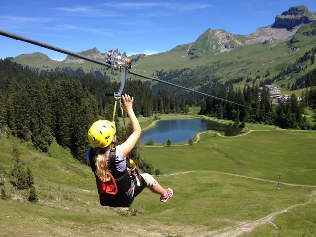 Nach der Höhenwanderung Spirstock-Sternen auf dem Hoch-Ybrig fahren Sie rasant mit dem Sternensauser, der längsten Seilrutsche Europas, hinunter zum Seebli-See. www.hoch-ybrig.ch