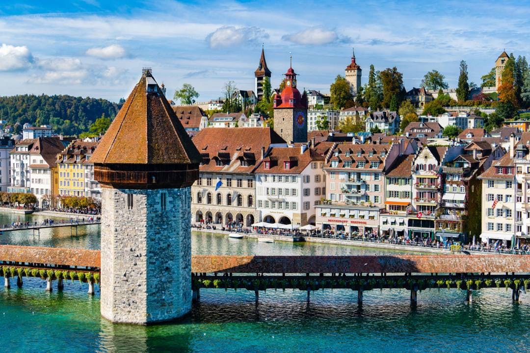 Entdecken Sie die versteckten Gassen, belebten Plätze und Sehenswürdigkeiten Luzerns. Lauschen Sie Altbekanntem und erfahren Sie viel Neues auf einer Stadtführung durch Luzern. www.luzern.com/sommerkind