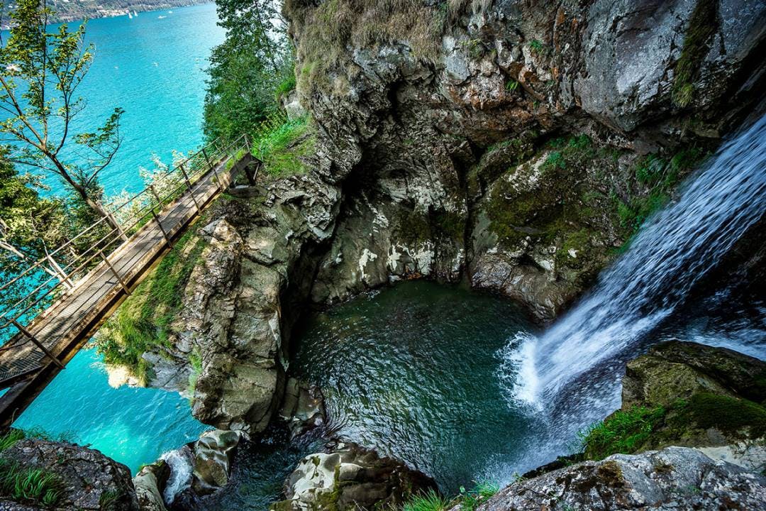 Dieser Wasserfall in der Risletenschlucht sehen Sie beim Wandern von Beckenried zum Rütli. Er liegt auf der Etappe 7 des Waldstätterwegs. Fahren Sie mit dem Schiff von Luzern hin und nach der Wanderung wieder zurück. www.waldstaetterweg.ch