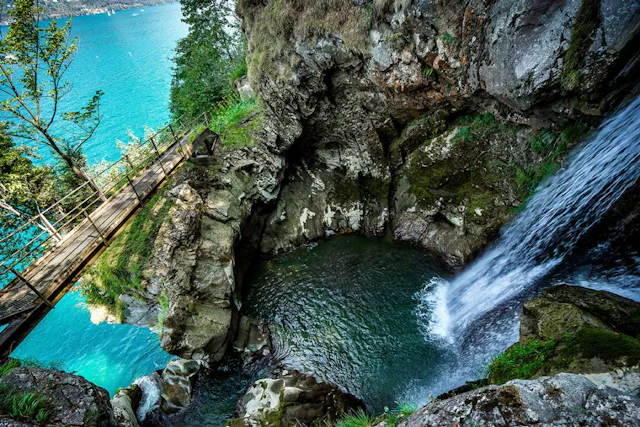 Dieser Wasserfall in der Risletenschlucht sehen Sie beim Wandern von Beckenried zum Rütli. Er liegt auf der Etappe 7 des Waldstätterwegs. Fahren Sie mit dem Schiff von Luzern hin und nach der Wanderung wieder zurück. www.waldstaetterweg.ch