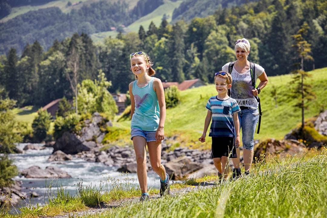 Wandern Sie entlang der Muota und lernen Sie den Humor der Einheimischen an 25 Stationen kennen. Sie starten bei der Talstation der Standseilbahn Schwyz-Stoos und wandern rund 7.5 Kilometer nach Muotathal. www.stoos-muotatal.ch
