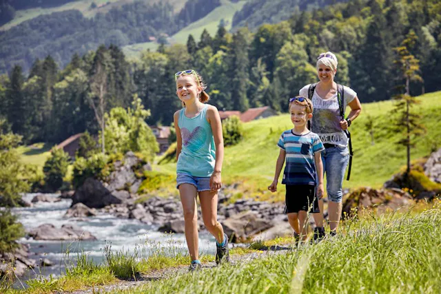 Wandern Sie entlang der Muota und lernen Sie den Humor der Einheimischen an 25 Stationen kennen. Sie starten bei der Talstation der Standseilbahn Schwyz-Stoos und wandern rund 7.5 Kilometer nach Muotathal. www.stoos-muotatal.ch