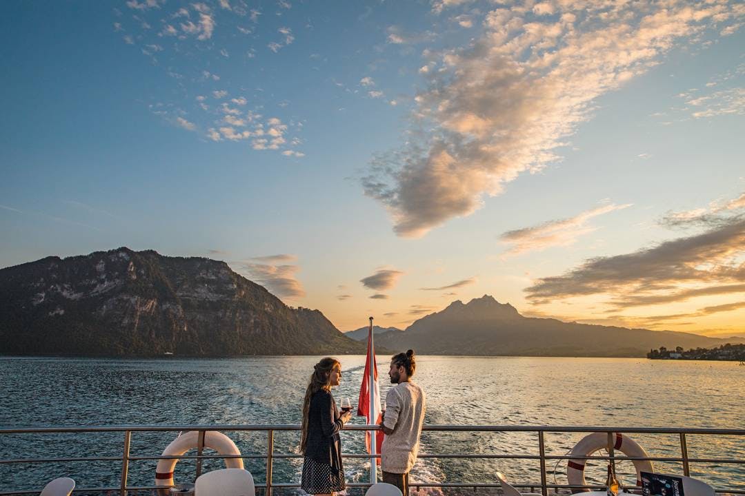 Erleben Sie den Sonnenuntergang bei einer Rundfahrt auf dem Vierwaldstättersee. Die Sonnenuntergangsfahrten finden täglich vom 4. Juli bis 6. September 2020 statt. Start ist um 19.12 Uhr in Luzern. www.lakelucerne.ch