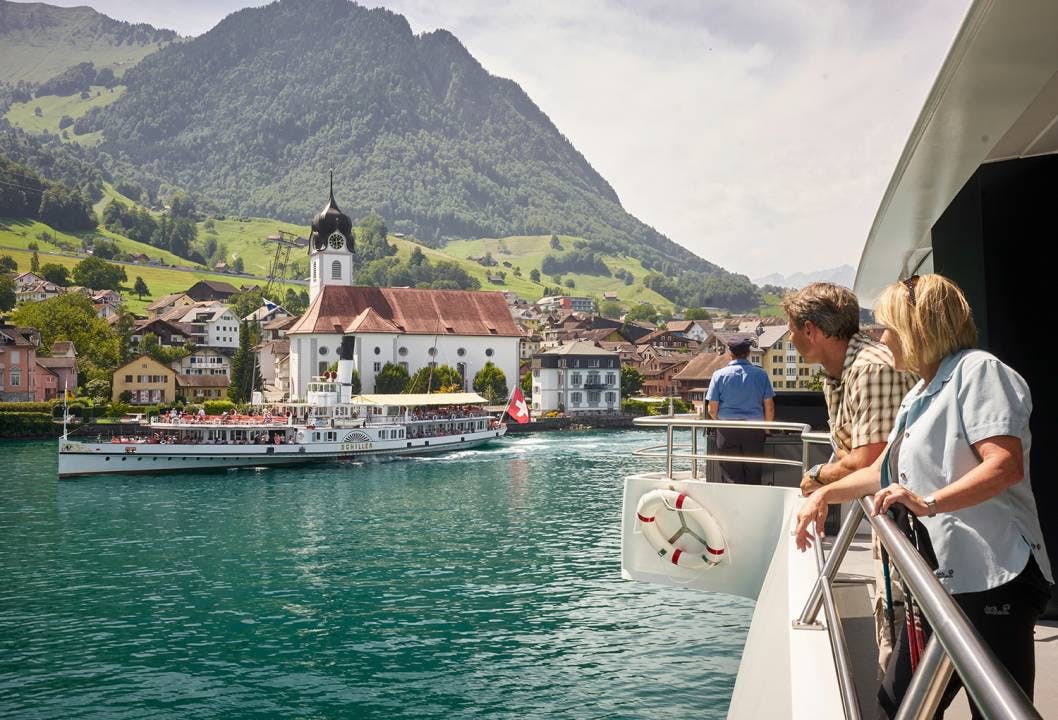 Eine Schifffahrt von Luzern nach Vitznau ist ein Abenteuer. Auf der MS Diamant gibt es den Nautilus- Raum im Rumpf mit Unterwassersicht, die Wasserterrasse mit einem Seewasser-Fussbad und die Kompass-Lounge auf dem Sonnendeck zu entdecken. www.lakelucerne.ch