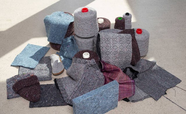 Muster von Garnen, gewebten Stoffen und Vlies aus Alttextilien. Bild: Hochschule Luzern