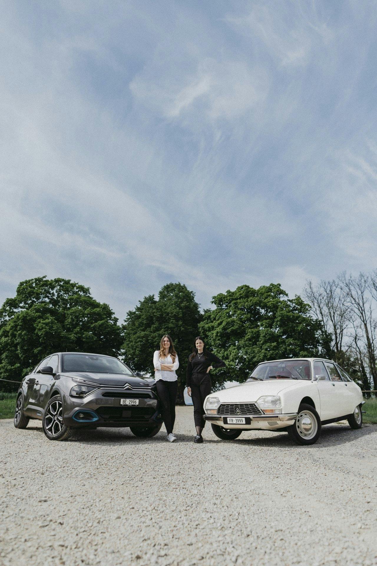 Treffen der Generationen: Carla Welti und Megan Kohler fahren mit dem neuen Citroën ë-C4 und seinem Vorfahren durch die Gegend.