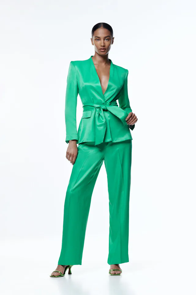 Extravaganter Monochrom-Look: Anzug in Satinoptik von Zara.