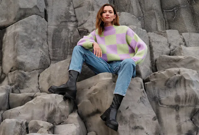 Color Blocking funktioniert auch mit nur einem Kleidungsstück super. Pulli im Schachbrett-Look von Peek & Cloppenburg.