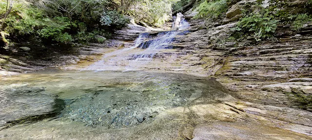 Versteckt im Wald nahe der Alpe d’Alogna liegt wie 
ein kristallklares Kleinod ein zauberhafter kleiner See.