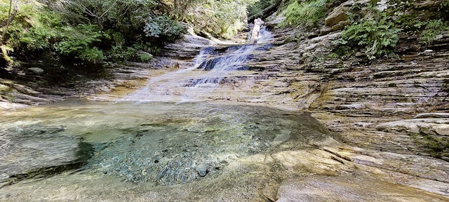 Versteckt im Wald nahe der Alpe d’Alogna liegt wie 
ein kristallklares Kleinod ein zauberhafter kleiner See.