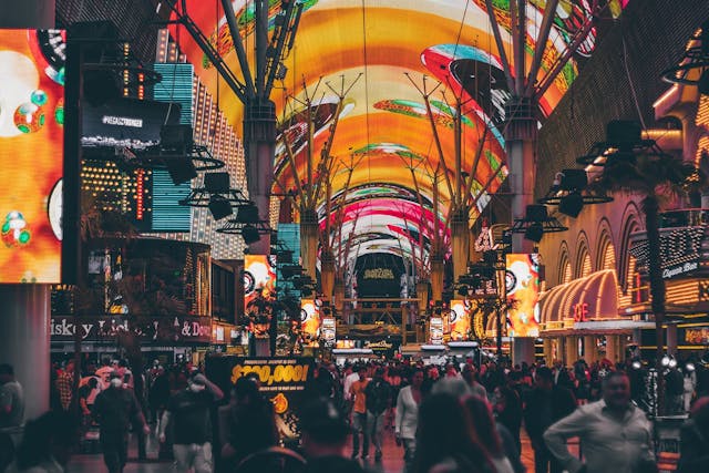 Die Fremont Street ist die nach dem Las Vegas Boulevard (The Strip) bekannteste Strasse in Las Vegas. Hier befinden sich einige der berühmtesten Casinos der Stadt, wie das Golden Gate Hotel & Casino oder das Golden Nugget.