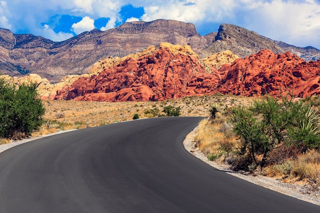 Der Red Rock Canyon liegt etwa 27 km westlich von Las Vegas in den Spring Mountains inmitten der Hochwüste Nevadas. Durch den Canyon führt eine 
Panoramastrasse an der mehrere Picknickplätze und Aussichtspunkte liegen.