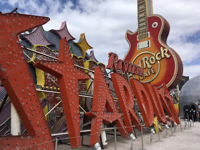 Das Neon Museum
zeigt Schilder von alten Casinos und anderen Unternehmen, die im Freien auf 2,62 Hektar ausgestellt sind.