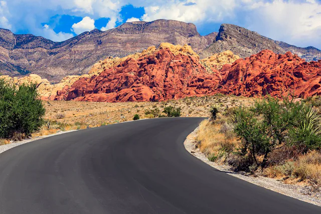 Der Red Rock Canyon liegt etwa 27 km westlich von Las Vegas in den Spring Mountains inmitten der Hochwüste Nevadas. Durch den Canyon führt eine 
Panoramastrasse an der mehrere Picknickplätze und Aussichtspunkte liegen.