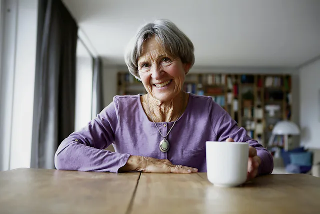 Ein Notfallknopf kann auch als Schmuck zum Beispiel um den Hals getragen werden.