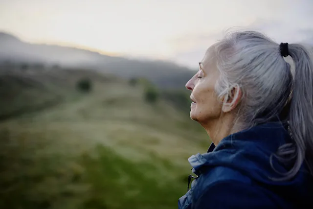 Lebenseinstellung und Bewegung beeinflussen das Altern. Gelegenheiten fürs Trainieren im Alltag sollten genutzt werden: zum Beispiel 
Treppensteigen oder Tanzen während Wartezeiten.
